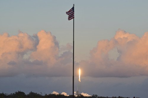 SpaceX запускает совместные миссии после того, как Пенс подорвал космическую программу США