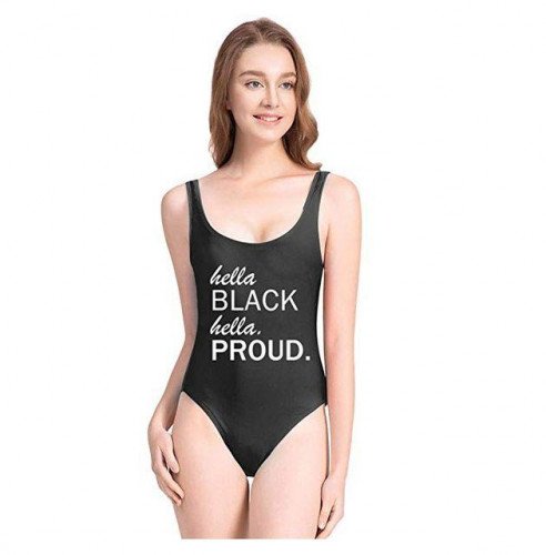 Amazon перечисление для купальника с лозунгом 'Hella Black Hella гордится на белой модели, снятой после обратной комнаты