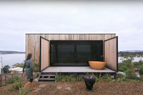 Oakwood Tiny Home построен из локально источника древесины, был спроектирован как любовное письмо в Тасмании!